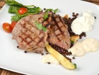 Gillad entrecote med klyftpotatis, puylinser och såser